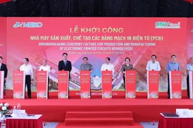 Thủ tướng Phạm Minh Chính và các đại biểu khởi công xây dựng Nhà máy sản xuất, chế tạo các loại bảng mạch in điện tử (PCB) tại Hòa Bình. (Ảnh: Dương Giang/TTXVN)
