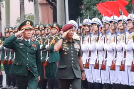 Thượng tướng Nguyễn Tân Cương và Đại tướng Mohammad bin Ab Rahman duyệt Đội danh dự Quân đội Nhân dân Việt Nam tại lễ đón. (Ảnh: Trọng Đức/TTXVN)