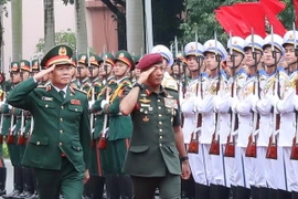 Thượng tướng Nguyễn Tân Cương và Đại tướng Mohammad bin Ab Rahman duyệt Đội danh dự Quân đội Nhân dân Việt Nam tại lễ đón. (Ảnh: Trọng Đức/TTXVN)