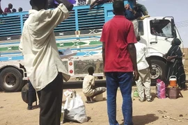 Xe chở hàng cứu trợ nhân đạo tới vùng Darfur của Sudan. (Nguồn: AP)