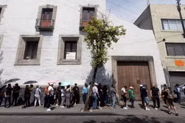 Người dân Mexico xếp hàng đi bỏ phiếu. (Nguồn: Reuters)