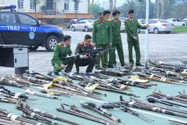 Lực lượng công an kiểm đếm số vũ khí, vật liệu nổ thu hồi được. (Ảnh: TTXVN phát)