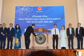 Thứ trưởng Bộ Tài Chính Nguyễn Đức Chi thực hiện nghi thức đánh cồng khai Xuân Giáp Thìn năm 2024 tại HoSE. (Ảnh: Thanh Vũ/TTXVN)