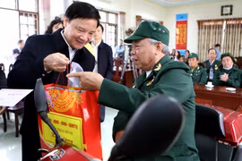 Phó Chủ tịch Quốc hội Nguyễn Khắc Định trao quà Tết tại Trung tâm Nuôi dưỡng và Điều dưỡng Người có công tỉnh Thái Bình. (Ảnh: Thế Duyệt/TTXVN)