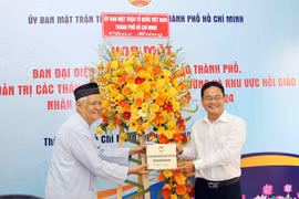 Ông Phạm Minh Tuấn (phải), Phó Chủ tịch Ủy ban MTTQ Việt Nam Thành phố Hồ Chí Minh trao quà cho Ban đại diện Cộng đồng Hồi giáo Thành phố. (Ảnh: Xuân Khu/TTXVN)