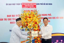 Ông Phạm Minh Tuấn (phải), Phó Chủ tịch Ủy ban MTTQ Việt Nam Thành phố Hồ Chí Minh trao quà cho Ban đại diện Cộng đồng Hồi giáo Thành phố. (Ảnh: Xuân Khu/TTXVN)
