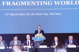 Ông Nguyễn Minh Vũ (giữa), Trợ lý Bộ trưởng Bộ Ngoại giao Việt Nam, phát biểu khai mạc Diễn đàn. (Ảnh: Xuân Khu/TTXVN)
