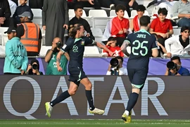 Jackson Irvine (trái) ăn mừng sau khi ghi bàn đưa Australia vào vòng 1/8 Asian Cup 2023. (Nguồn: Getty Images)