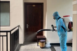 Cán bộ CDC Khánh Hòa tiến hành tiêu độc, khử trùng phòng, chống các dịch bệnh lây nhiễm qua người. (Ảnh: Phan Sáu/TTXVN)