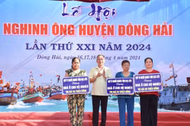 Bí thư Tỉnh ủy Bạc Liêu Lữ Văn Hùng trao tặng bảng tượng trưng nhà ở cho hộ nghèo trên địa bàn huyện Đông Hải. (Ảnh: Chanh Đa/TTXVN)
