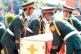 Đón hài cốt liệt sỹ hy sinh tại Lào về nước. (Ảnh minh họa: Nguyên Linh/TTXVN)