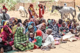 Người dân Sudan rời bỏ nhà cửa đi lánh nạn tại Koufroun, CH Chad ngày 30/4/2023. (Ảnh: AFP/TTXVN)