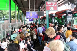 Tấp nập bến xe Thành phố Hồ Chí Minh ngày cận Tết