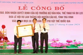 Lãnh đạo UBND huyện Cầu Kè và Sở Văn hóa, Thể thao và du lịch Trà Vinh đón nhận quyết định của Bộ Văn hóa, Thể thao và Du lịch công nhận Lễ hội Vu lan thắng hội huyện Cầu Kè là Di sản Văn hóa Phi vật thể Quốc gia. (Ảnh: Thanh Hòa/TTXVN)