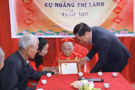 Chủ tịch UBND tỉnh Lạng Sơn Hồ Tiến Thiệu trao Thiếp mừng thọ 100 tuổi của Chủ tịch nước cho cụ Hoàng Thị Lành, khu 5A, thị trấn Na Dương, huyện Lộc Bình, ngày 14/3/2023. (Ảnh minh họa: Anh Tuấn/TTXVN)