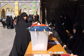 Cử tri Iran bỏ phiếu bầu Quốc hội tại Tehran. (Ảnh: AFP/TTXVN)