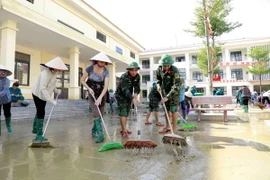 Lực lượng bộ đội tham gia dọn dẹp trường học sau lụt bão tại xã Sơn Đông, huyện Lập Thạch. (Ảnh: Hoàng Hùng/TTXVN)