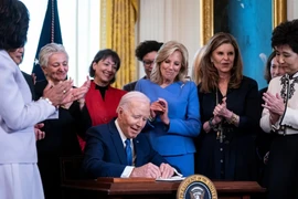 Tổng thống Mỹ Joe Biden ký sắc lệnh tăng cường nghiên cứu sức khỏe của phụ nữ. (Nguồn: Bloomberg)