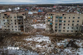 Một tòa nhà đổ nát do xung đột ở Ukraine.(Ảnh: TTXVN)