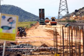 Thi công trên tuyến cao tốc Chí Thạnh-Vân Phong thuộc địa bàn thị xã Đông Hòa, tỉnh Phú Yên. (Ảnh: Huy Hùng/TTXVN)