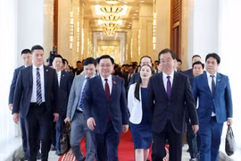 Bí thư Tỉnh uỷ Vân Nam Vương Ninh đón Chủ tịch Quốc hội Vương Đình Huệ. (Ảnh: Nhan Sáng/TTXVN)