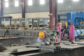 Công nhân trong giờ làm việc tại Công ty Cổ phần kết cấu thép Minh Trị, thị xã Phú Mỹ. (Ảnh: Hoàng Nhị/TTXVN)