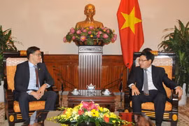 Phó Thủ tướng Bộ trưởng Ngoại giao Phạm Bình Minh tiếp Thứ trưởng Ngoại giao Cộng hòa Venezuela Felix Plasencia, sang thăm và làm việc tại Việt Nam. (Ảnh: Nguyễn Khang/TTXVN) 