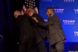 Nhân viên mật vụ đưa ông Trump rời khỏi sân khấu. (Nguồn: CNN)