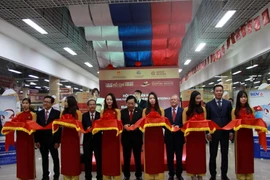 Cắt băng khai mạc hội chợ. (Ảnh: Dương Trí/Vietnam+)