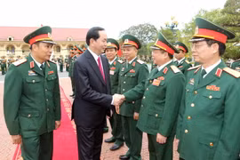Chủ tịch nước Trần Đại Quang với cán bộ, chỉ huy Quân khu 2. (Ảnh: Nhan Sáng/TTXVN)