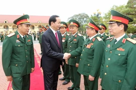 Chủ tịch nước Trần Đại Quang với cán bộ, chỉ huy Quân khu 2. (Ảnh: Nhan Sáng/TTXVN)