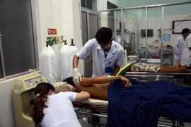 Nạn nhân bị thương được cấp cứu tại Bệnh viện đa khoa tỉnh Đắk Nông (Ảnh: Hưng Thịnh/Vietnam+)