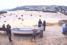 Cậu bé biểu diễn rất tự nhiên. (Nguồn: Daily Mail)