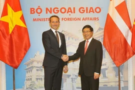 Phó Thủ tướng, Bộ trưởng Ngoại giao Phạm Bình Minh đón và hội đàm với Bộ trưởng Ngoại giao Vương quốc Đan Mạch Kristian Jensen. (Ảnh: Nguyễn Khang/TTXVN) 