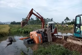 Bị máy xúc đè vào người, một công nhân tử vong ngay tại chỗ