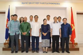 Các cán bộ Việt Nam và Lào tại buổi giao lưu. (Ảnh: Trần Chiến/Vietnam+)
