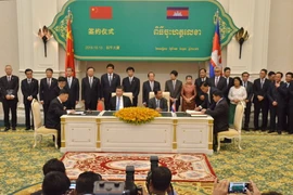 Thủ tướng Campuchia Samdech Hun Sen và Chủ tịch Trung Quốc Tập Cận Bình chứng kiến lễ ký kết và trao đổi 31 văn kiện hợp tác giữa hai nước. (Ảnh: Nguyễn Lâm/Vietnam+)
