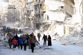Người dân Syria sơ tán khỏi khu vực phía đông thành phố Aleppo ngày 29/11. (Nguồn: EPA/TTXVN)