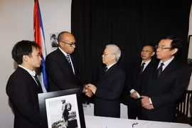 Tổng Bí thư Nguyễn Phú Trọng chia buồn với Đại sứ Cuba Herminio Lope Diaz. (Ảnh: Trí Dũng/TTXVN)