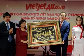 Ông Nguyễn Thiện Nhân, Ủy viên Bộ Chính trị, Chủ tịch Ủy ban Trung ương MTTQ Việt Nam tặng quà lưu niệm cho Ban lãnh đạo Vietjet Air nhân dịp kỷ niệm 5 năm cất cánh. (Ảnh: Thế Anh/TTXVN)