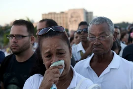 Người dân Cuba viếng Lãnh tụ Cuba Fidel Castro tại Quảng trường Cách mạng ở thủ đô La Habana. (Nguồn: EPA/TTXVN)
