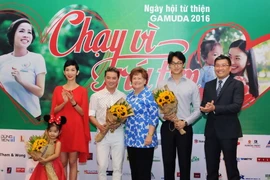 Các văn nghệ sỹ tại buổi Công bố chương trình 'Chạy vì trái tim 2016.' (Ảnh: An Hiếu/Vietnam+)