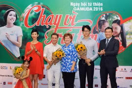 Các văn nghệ sỹ tại buổi Công bố chương trình 'Chạy vì trái tim 2016.' (Ảnh: An Hiếu/Vietnam+)