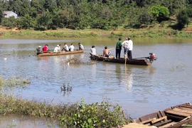 Lực lượng cứu hộ tìm kiếm các nạn nhân. (Ảnh: Đậu Tất Thành/TTXVN)