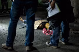 Xác một kẻ buôn ma túy tại một góc phố ở Philippines. (Nguồn: AFP) 