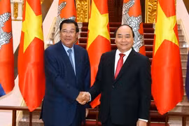 Thủ tướng Chính phủ Nguyễn Xuân Phúc và Thủ tướng Vương quốc Campuchia Samdech Akka Moha Sena Padei Techo Hun Sen chụp ảnh chung trước giờ hội đàm. (Ảnh: Thống Nhất/TTXVN)