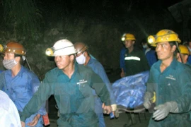 Lực lượng cứu hộ đưa thi thể thợ lò ra khỏi lò trong một vụ bục nước lò. (Ảnh: Nguyễn Đán/TTXVN)