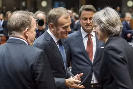 Thủ tướng Anh Theresa May (phải) và Chủ tịch Hội đồng châu Âu Donald Tusk (thứ hai, trái) tại Hội nghị thượng đỉnh EU ở Brussels ngày 15/12. Bà Theresa May vắng mặt trong cuộc gặp tối 15/12. (Nguồn: AFP/TTXVN)