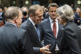 Thủ tướng Anh Theresa May (phải) và Chủ tịch Hội đồng châu Âu Donald Tusk (thứ hai, trái) tại Hội nghị thượng đỉnh EU ở Brussels ngày 15/12. Bà Theresa May vắng mặt trong cuộc gặp tối 15/12. (Nguồn: AFP/TTXVN)