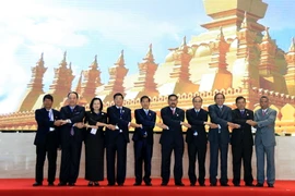 Các thống đốc, thị trưởng, đại diện cho 10 Thủ đô các nước ASEAN chụp ảnh chung tại hội nghị. (Ảnh: Phạm Kiên/TTXVN) 